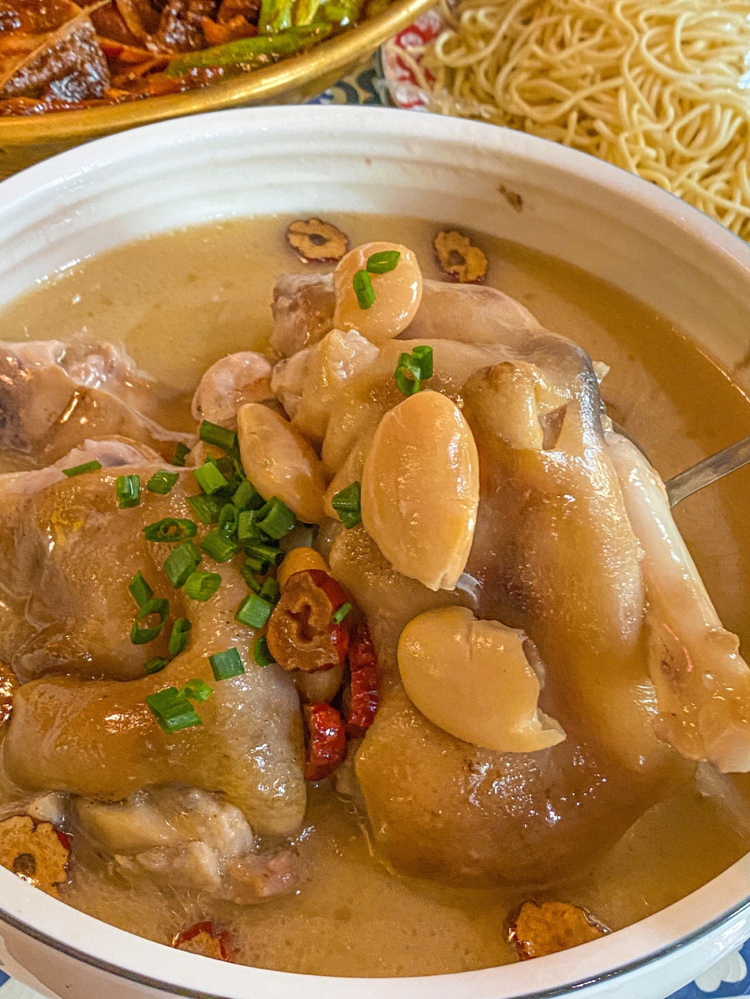 武汉40的高温这碗蘸水猪蹄也熟透了