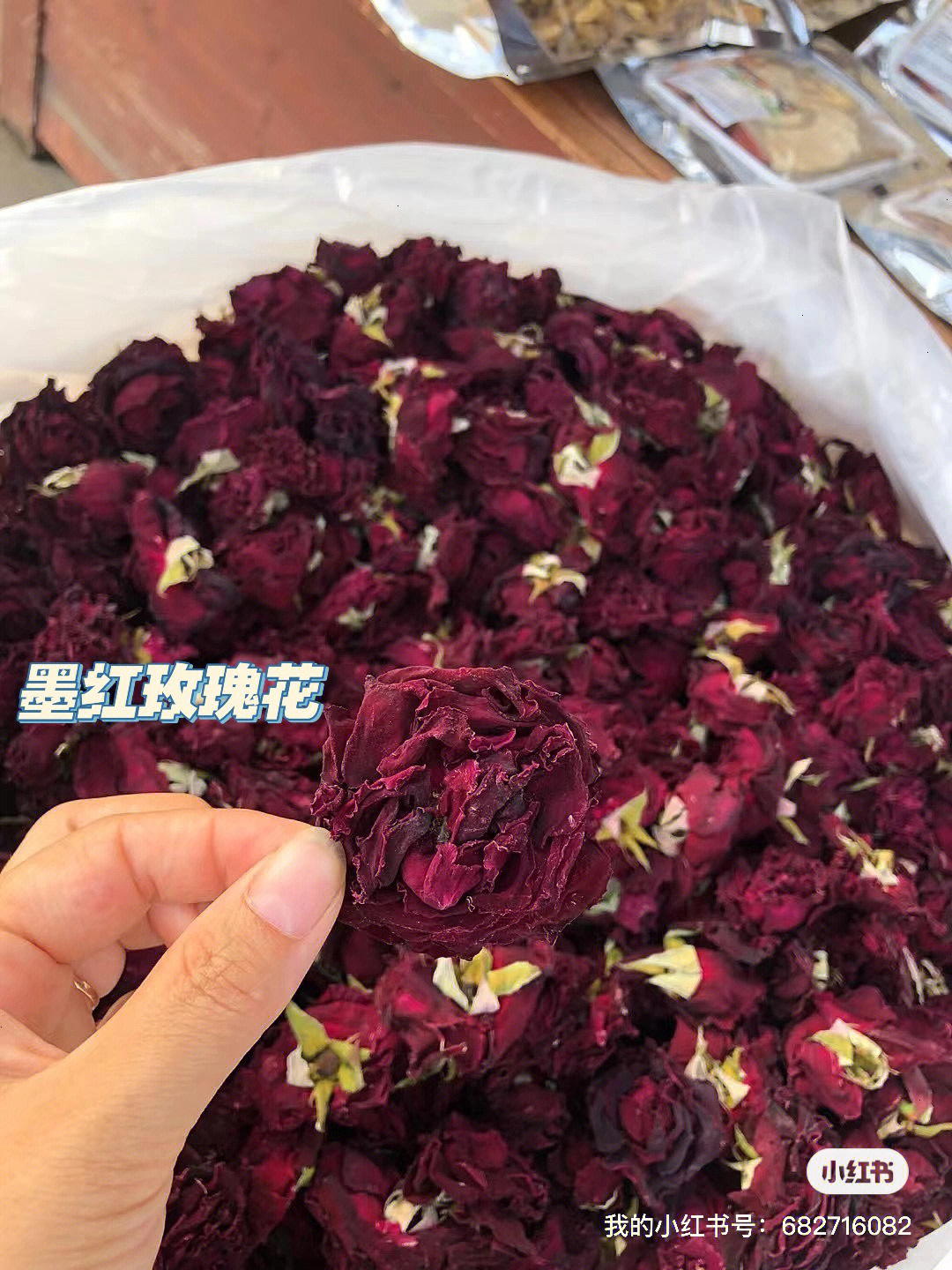 墨红玫瑰可作为花茶饮用,其属于寒性食材,具有疏肝理气,养颜,平衡内