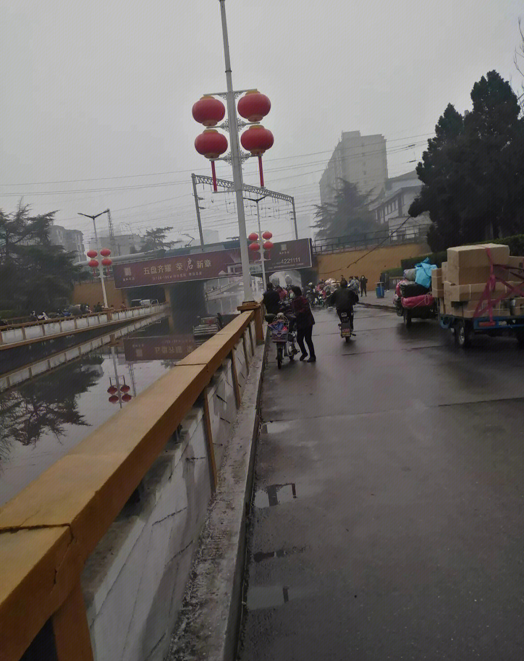 临汾侯马路西立交桥11日晚上一场雨又被淹了