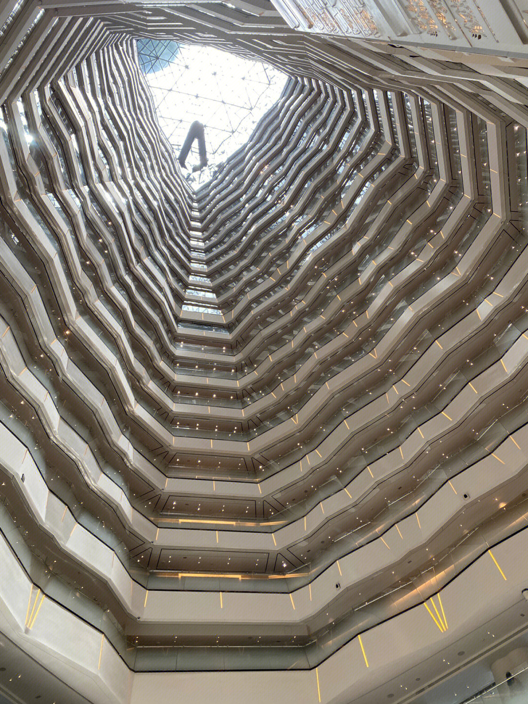 国内最高的酒店,70层空中大堂,最高100层;2