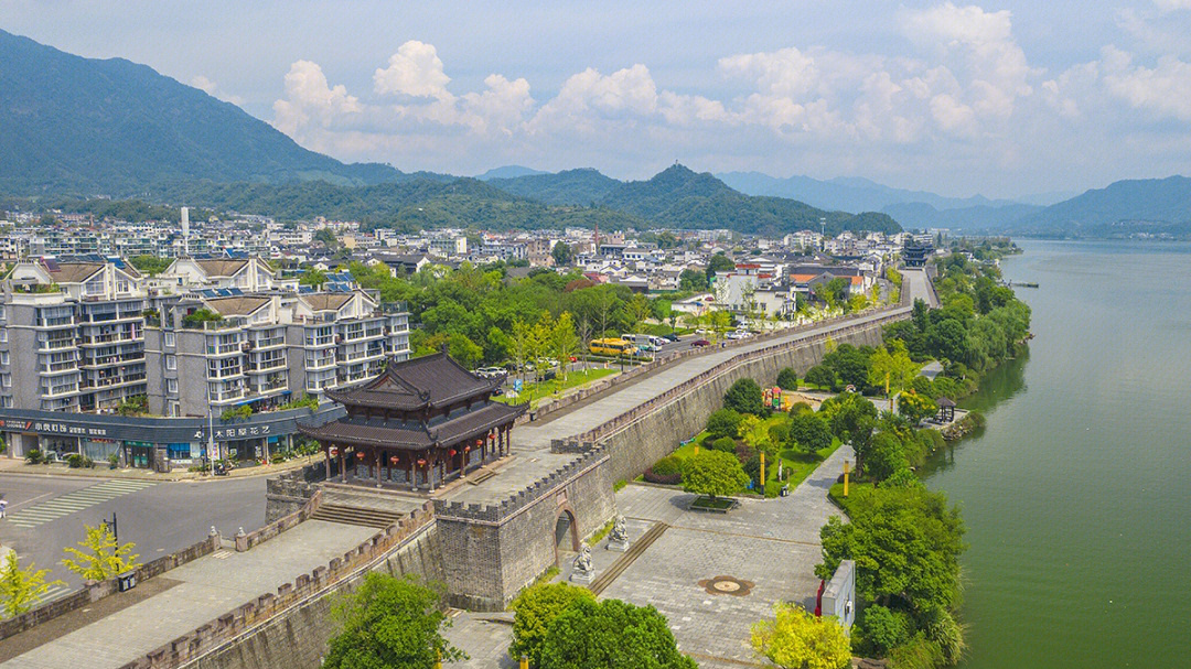 杭州建德的梅城古镇新安江边一座古城