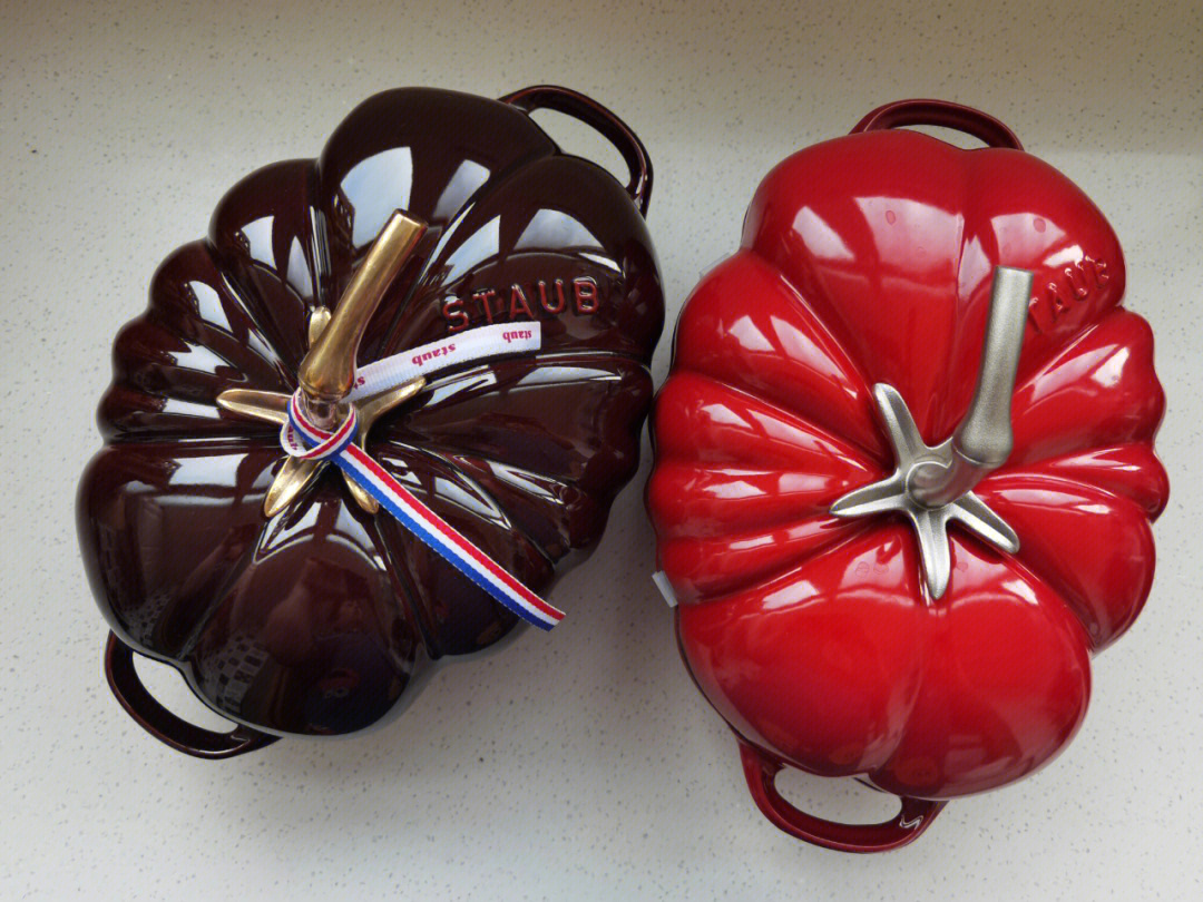 staub石榴红番茄锅和红色的对比
