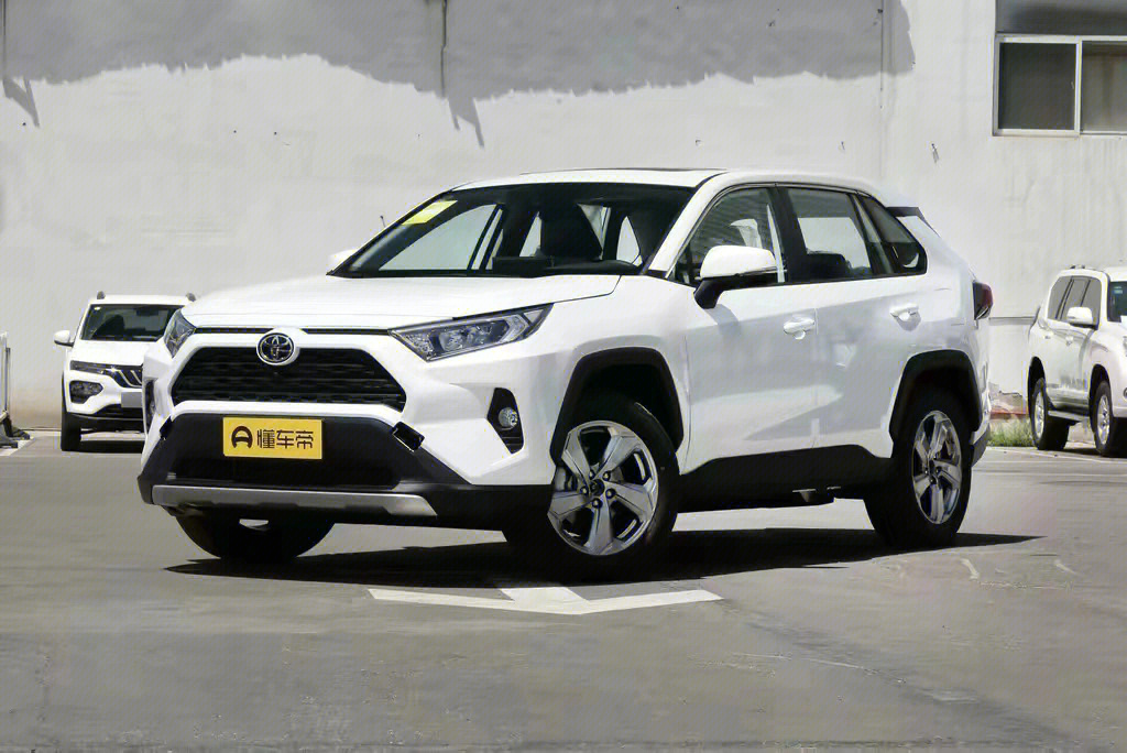 2022款rav4荣放两驱风尚plus白色落地19万