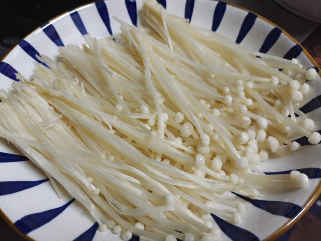 金针菇洗干净后铺在碟子上,洒上蒜蓉(用油和酱油捞好)烤箱预热后200度