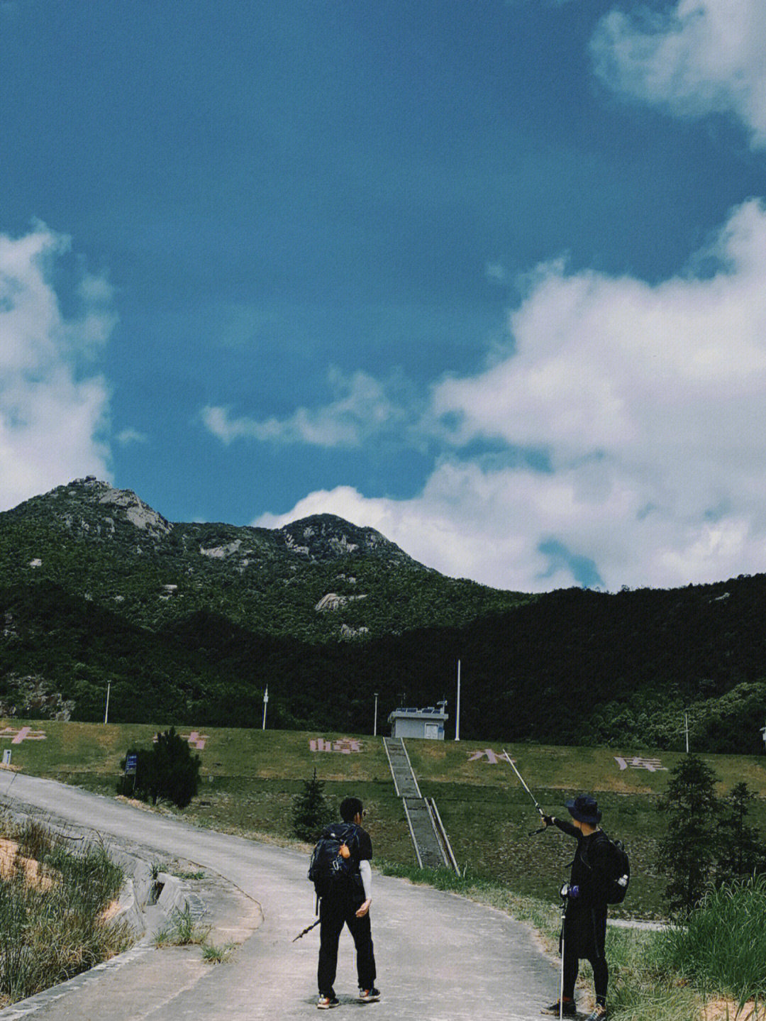 一只鞋一座山峰图片