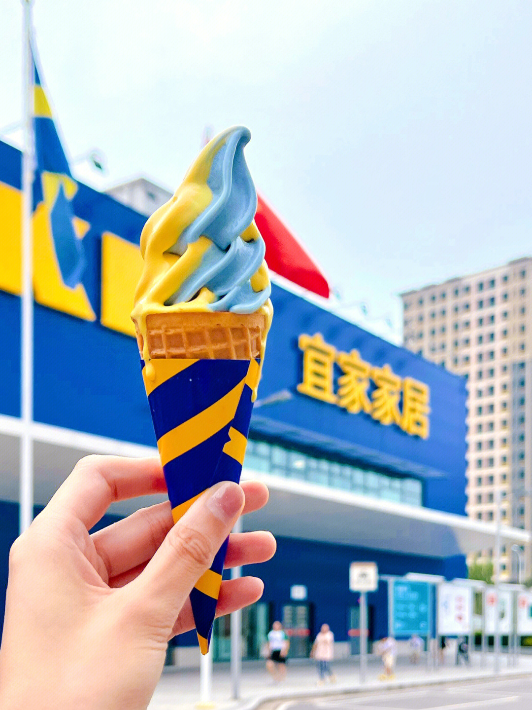 在雪糕刺客横行的年代,宜家竟然出了一款只要3r的黄蓝撞色冰淇淋
