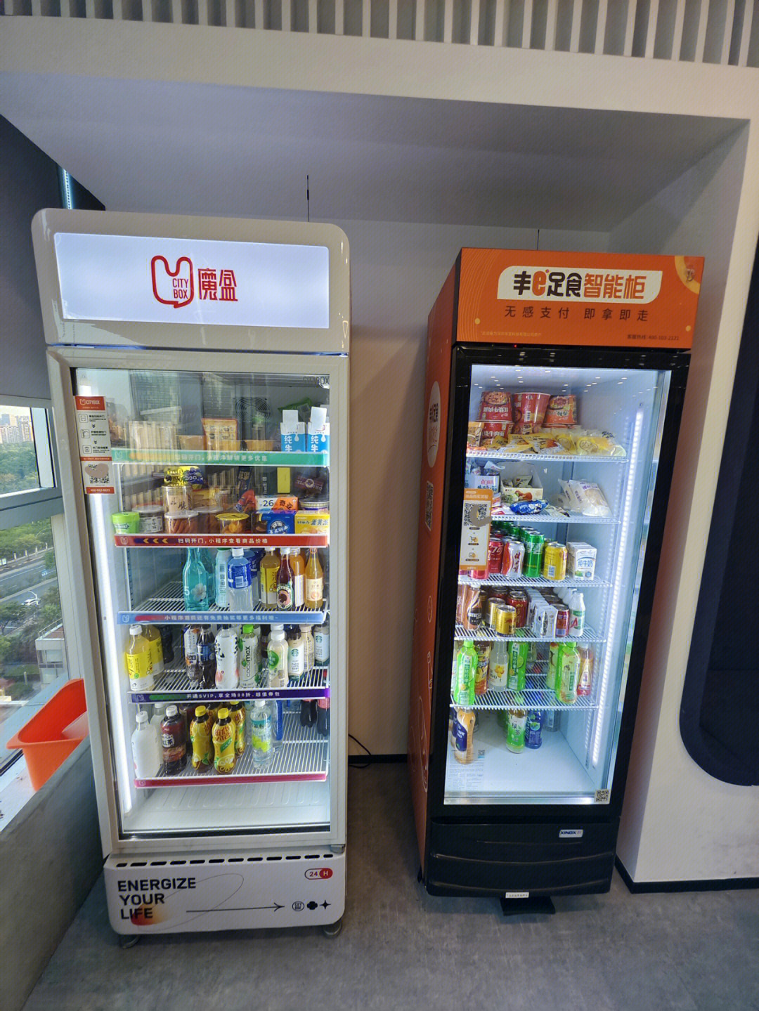 在上海拜访朋友公司,在公司前台看到两个无人自助货架冰箱,分别是魔盒
