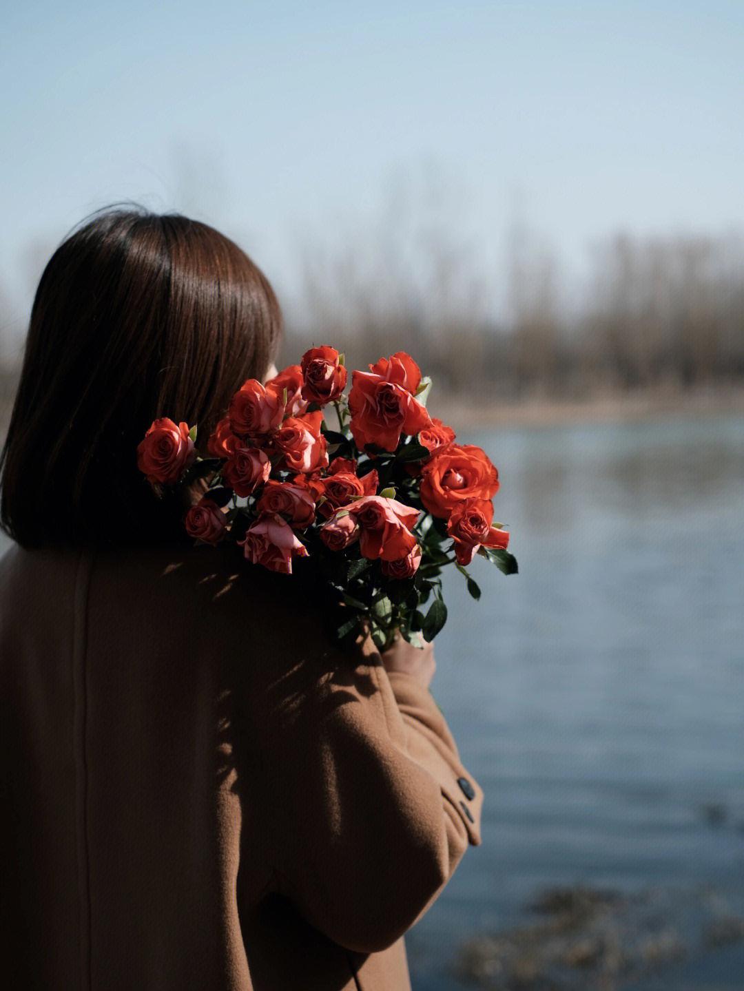 女生抱玫瑰花自拍图片图片