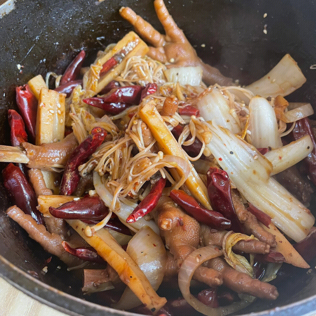 太想吃虎皮鸡爪了,于是去吃了黄蜀郎鸡公煲的吮指鸡爪煲,加了金针菇和