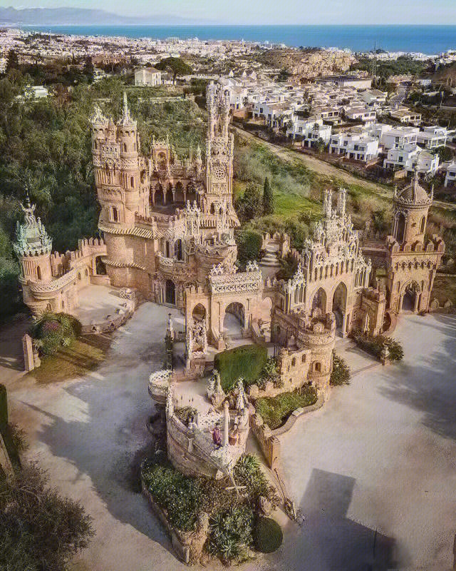 答案都是安达卢西亚马拉加的科洛马雷斯城堡(castillo de colomares)