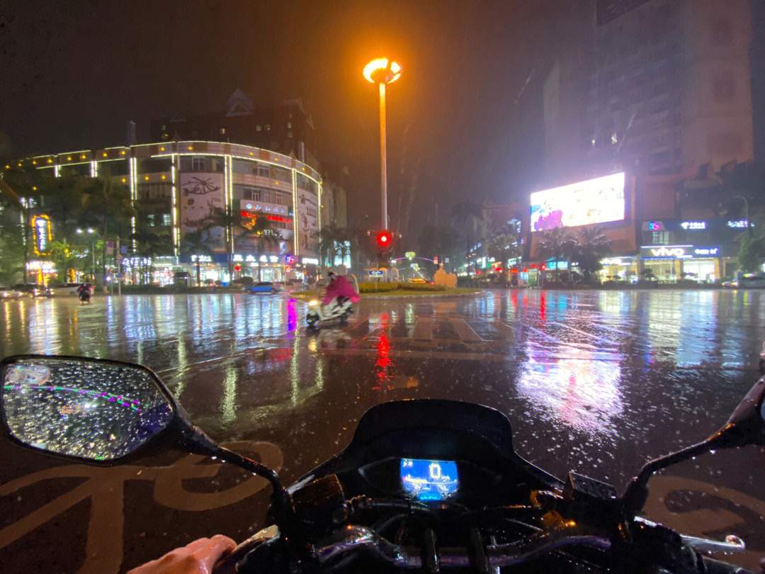 雨中真空骑行图片