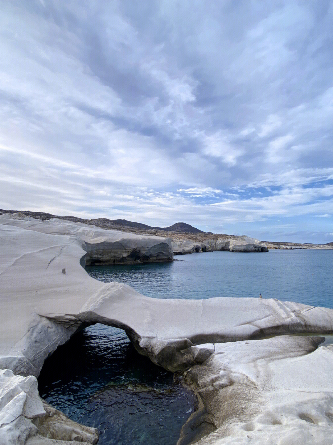 米洛斯岛上不一样的白岩海滩