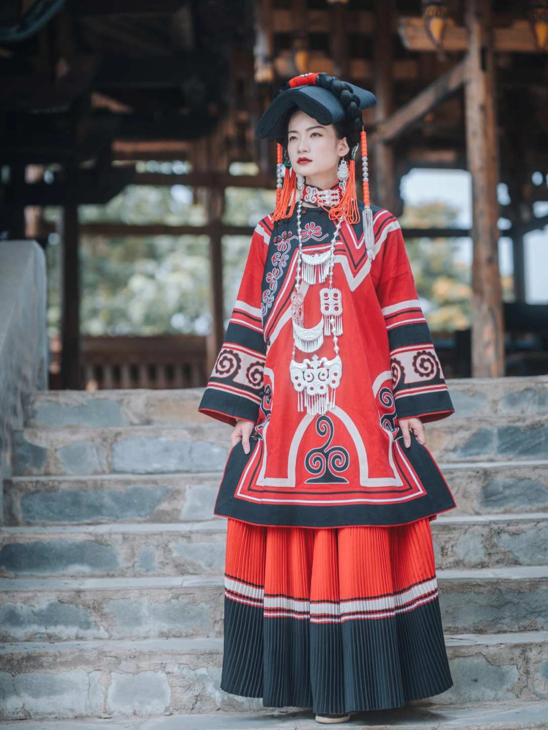 彝族女性服饰图片