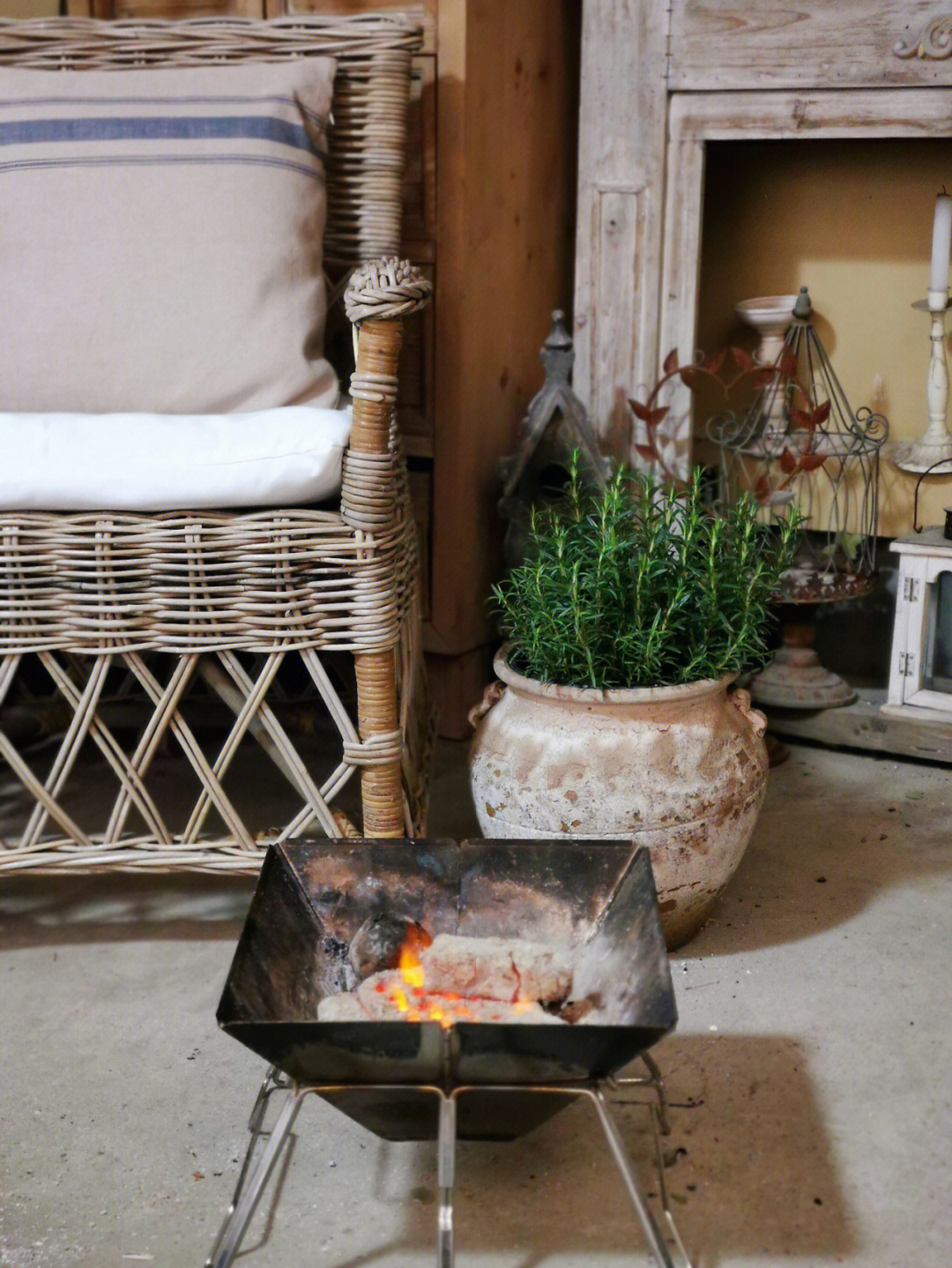冬天最美好的事大约是劈柴,生火围坐在炉火边火里烤着红薯你听着音乐