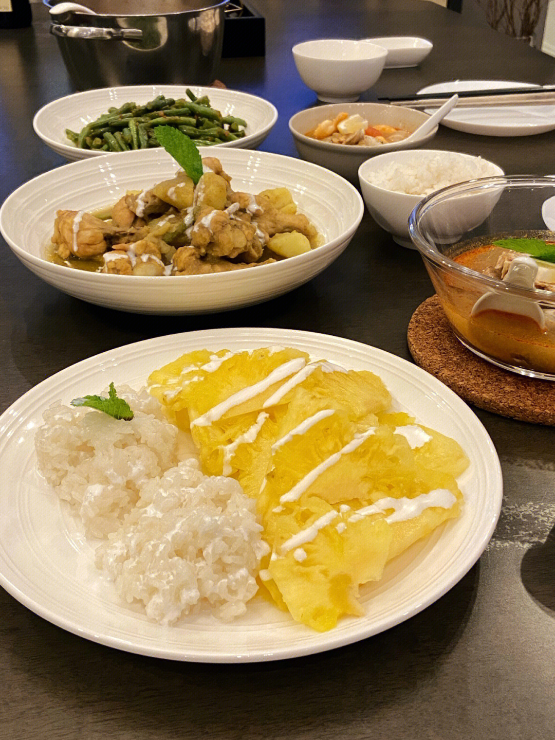 环球料理泰国站菠萝糯米饭绿咖喱鸡四季豆