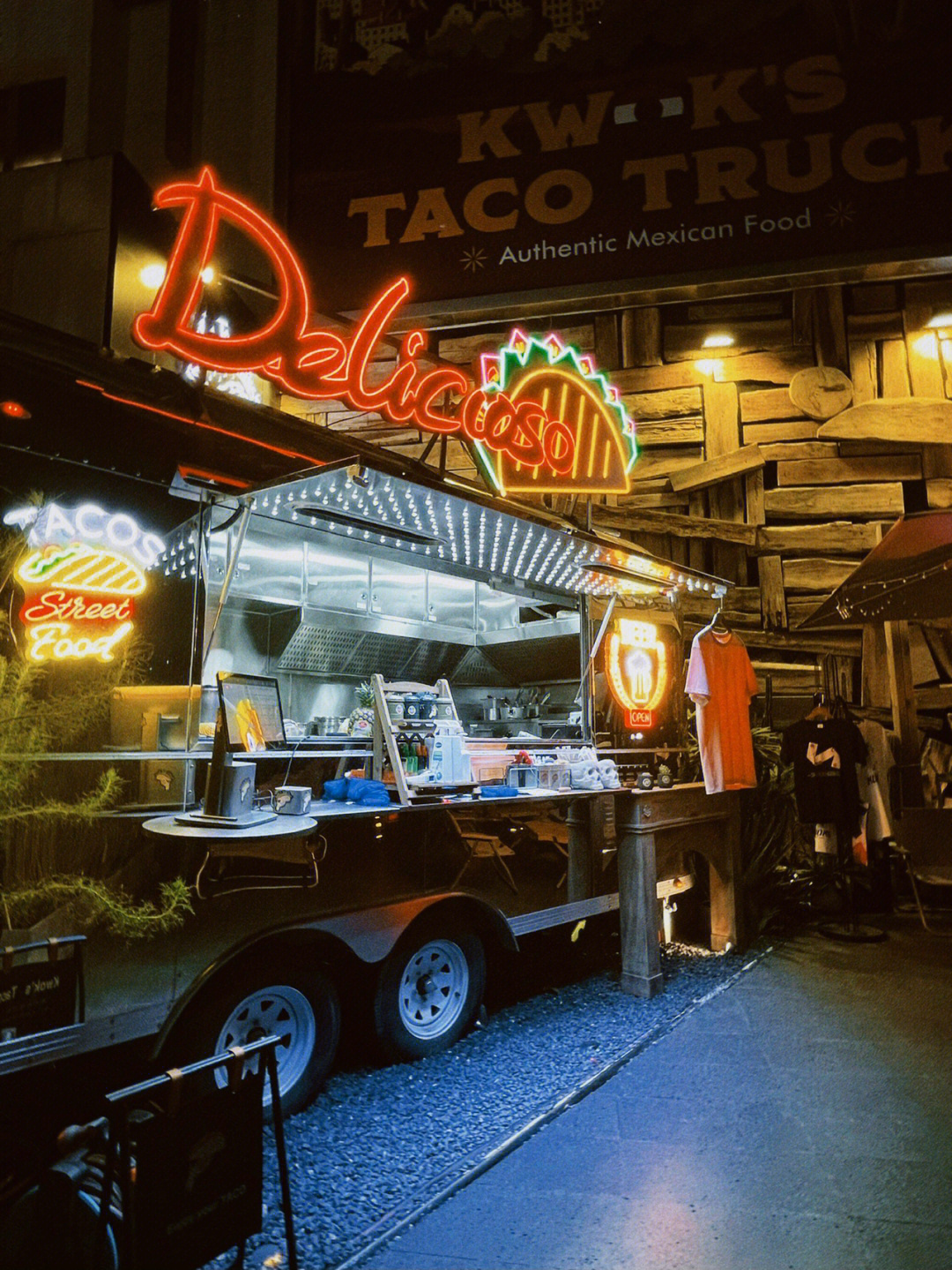 可以说是广州最出片的taco餐车霓虹灯户外餐车,搭配热带植物拍摄氛围
