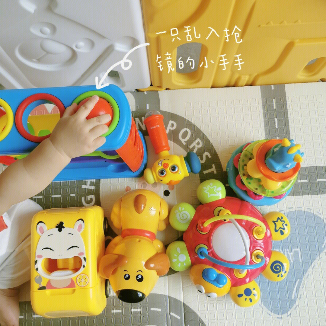 首先我认为小斑斑月龄盒的玩具是有用心设计的7月龄的玩具是小鼓,小鼓