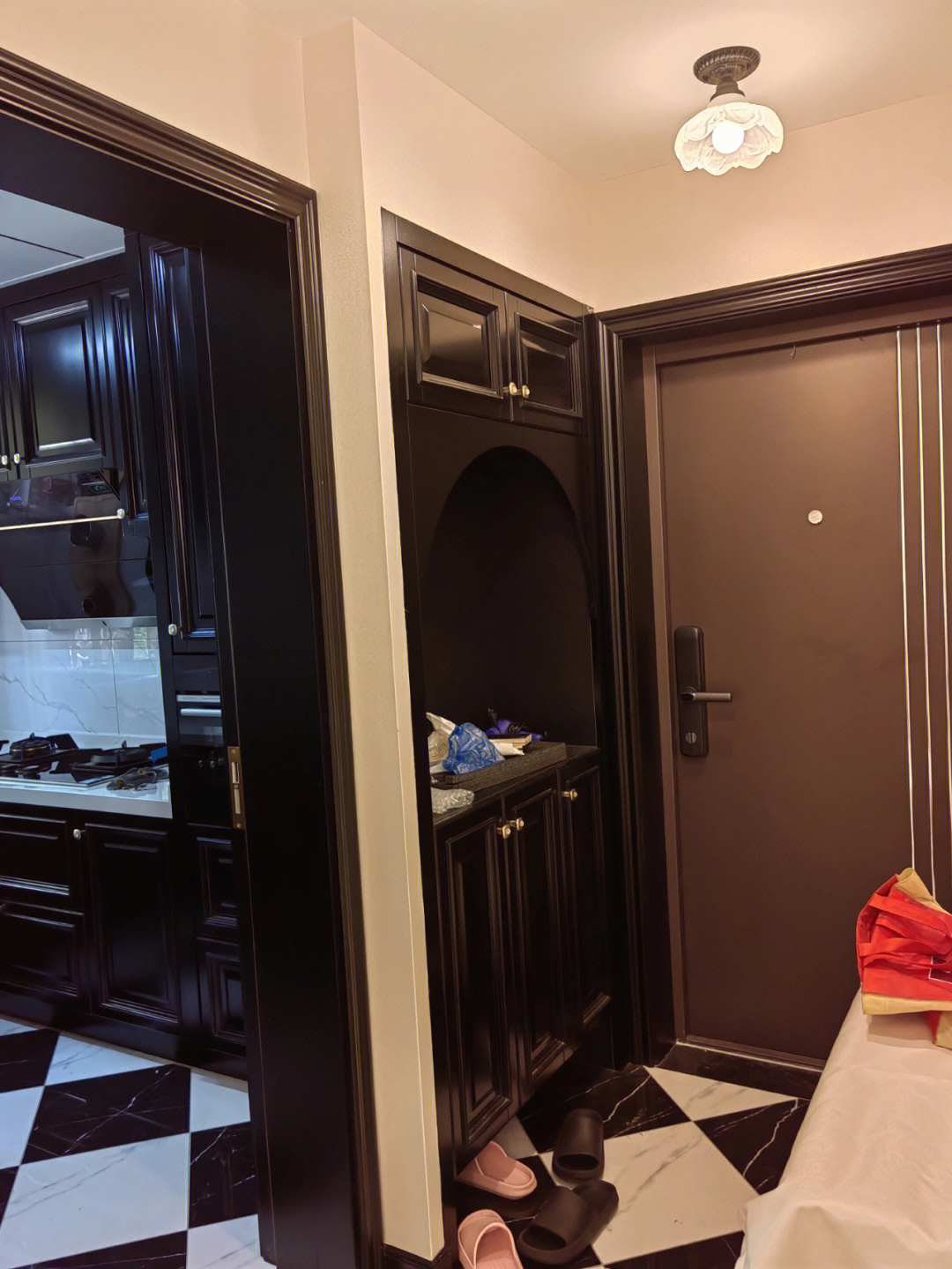 古典法式复古风完工,黑色烤漆柜门,金色拉手,台面纯色花纹,nice