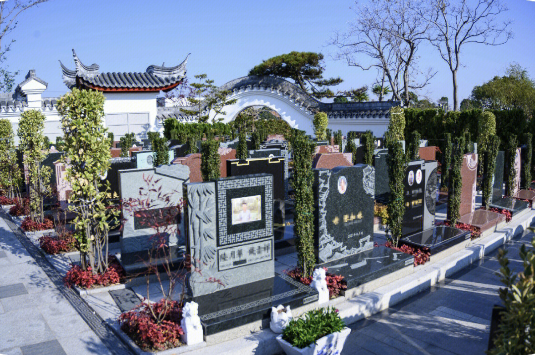 上海最大的墓地陵园奉贤区的海湾园1000亩,建于1985年,建园比较早