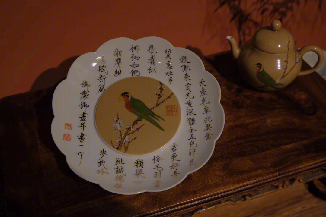 瓷器上的五色鹦鹉