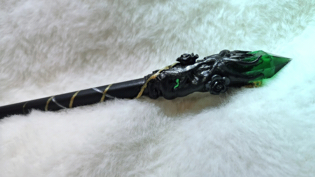 蛇院:魔杖为赤杨木,以龙的神经为杖芯,长度约为12