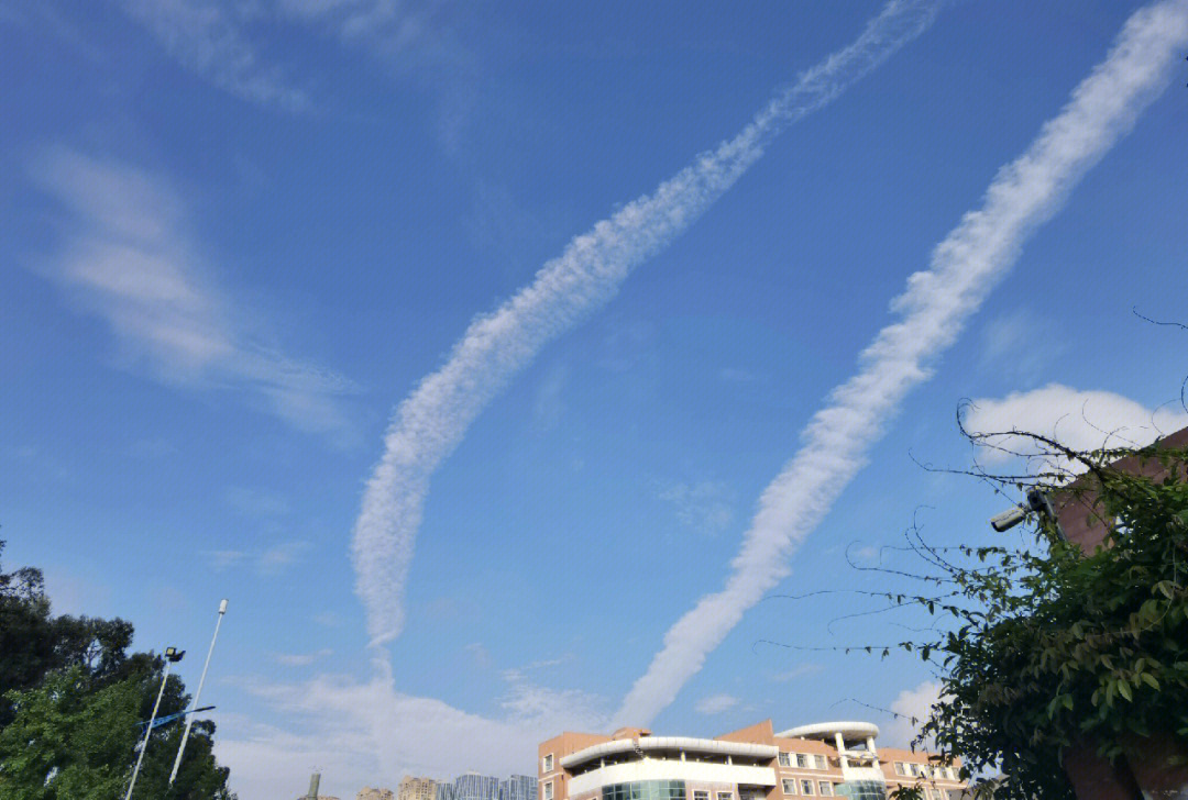 连日阴雨过后,昆明的天空飘着丝带