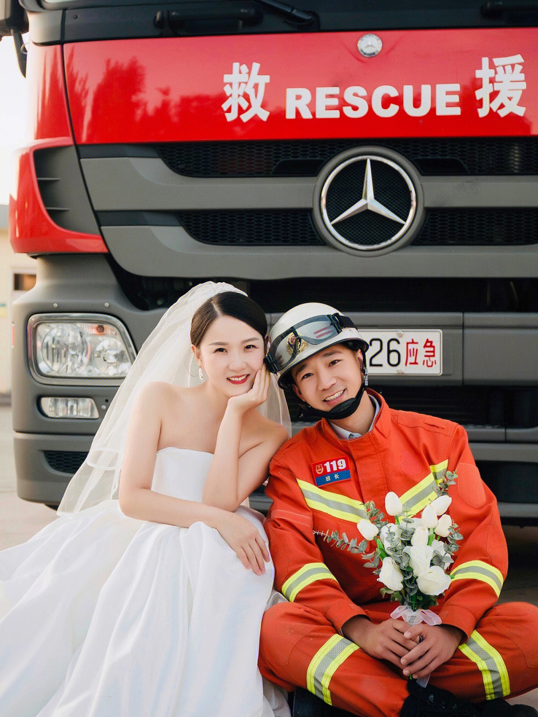 消防员火焰蓝婚纱照图片