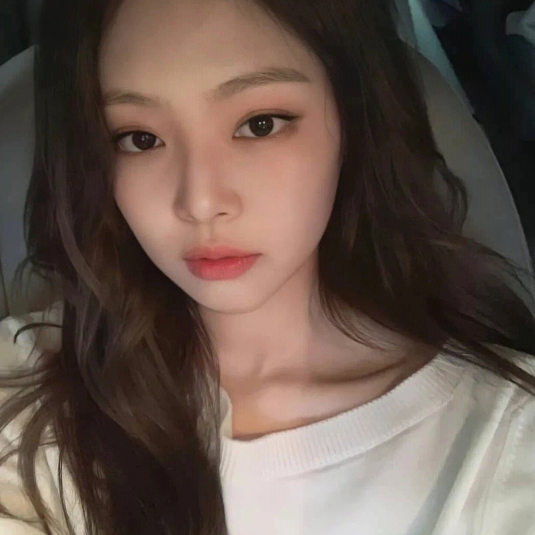 jennie耳洞图图片