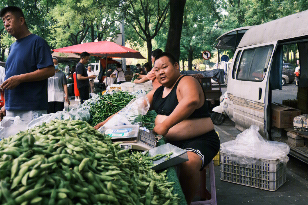 闹市闲民图片