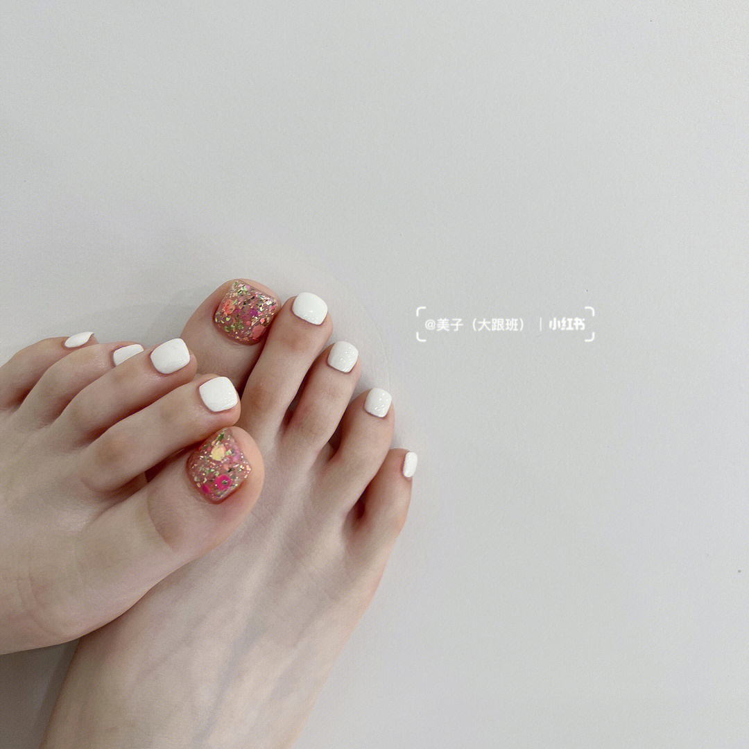白色指甲油脚图案图片