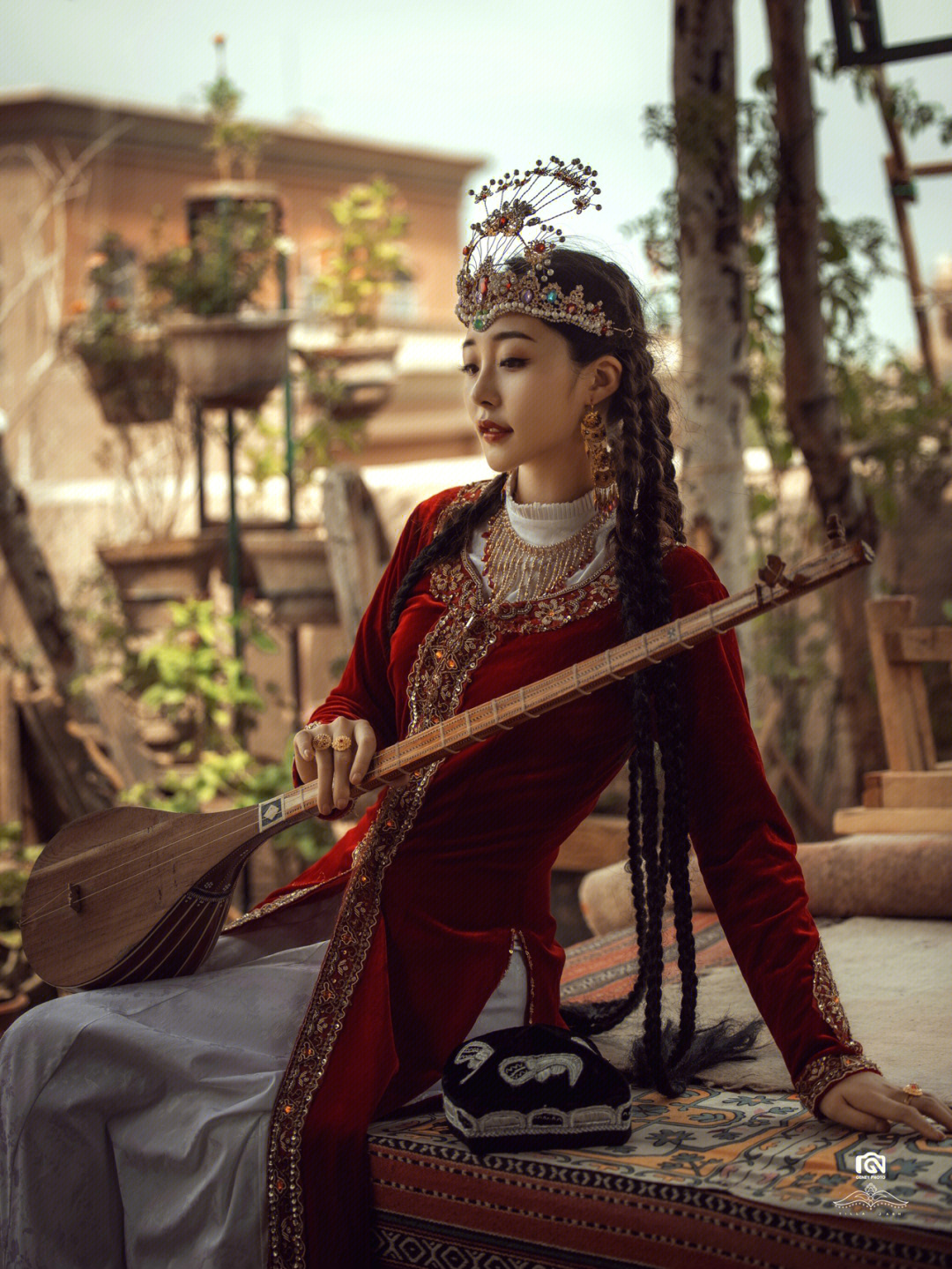 新疆维吾尔女性传统chichektaj皇冠造型