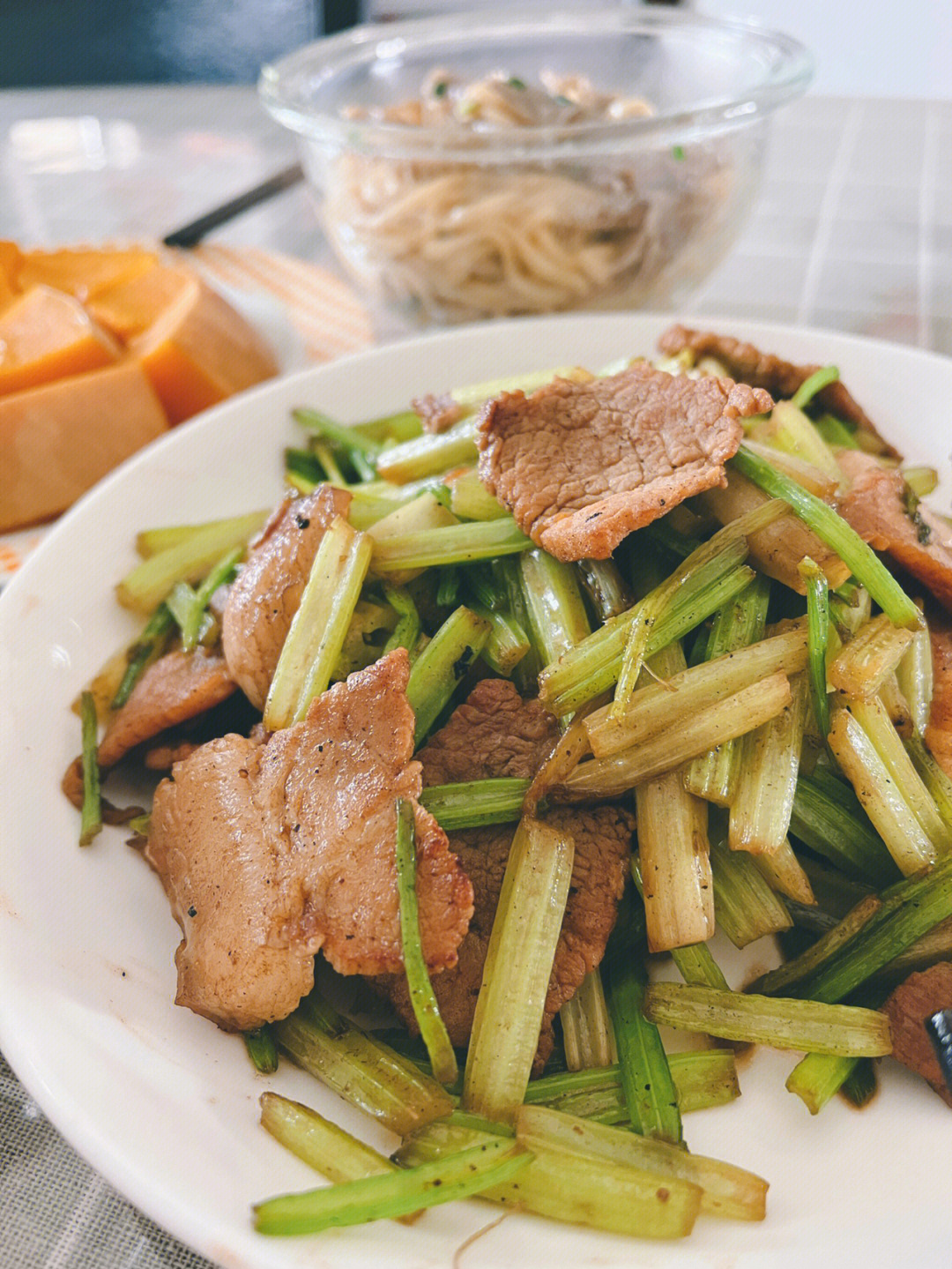 芹菜炒肉拌面图片