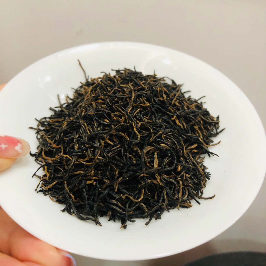 于武夷山桐木关内的小种才能称之为"正山小种;正山小种红茶条索紧实