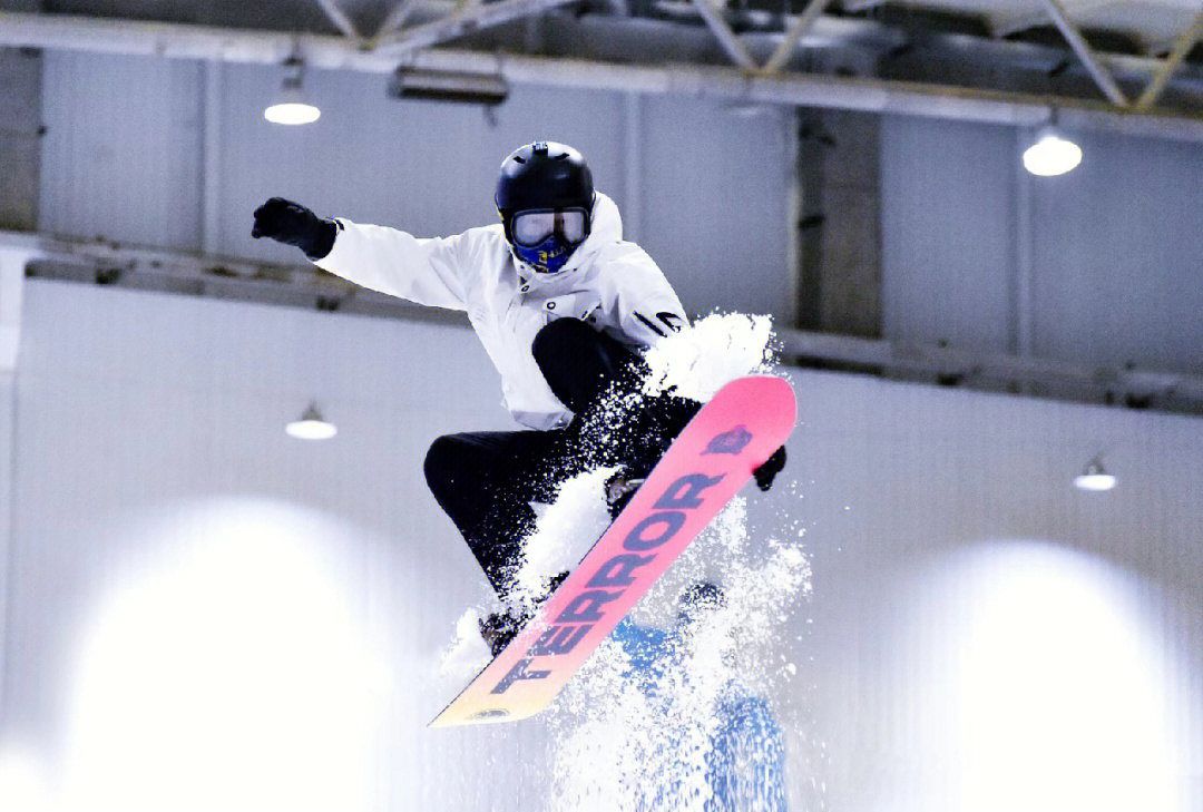单板滑雪日式抓板图片