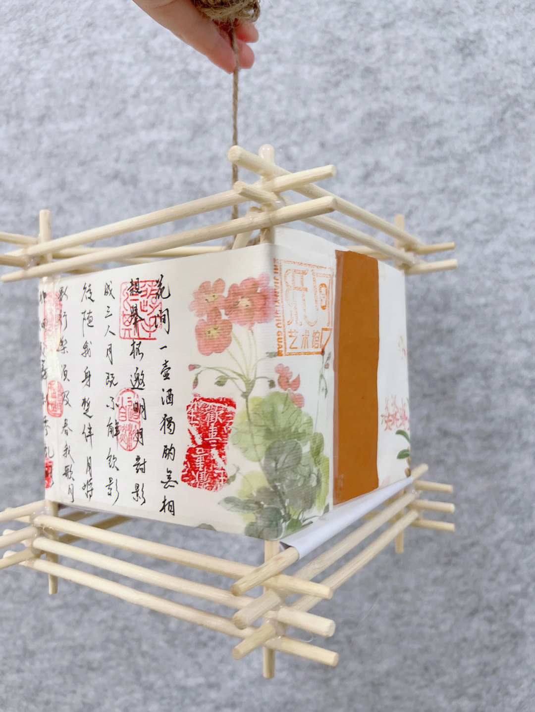 灯笼用一次性筷子和宣纸制作,详情见首页