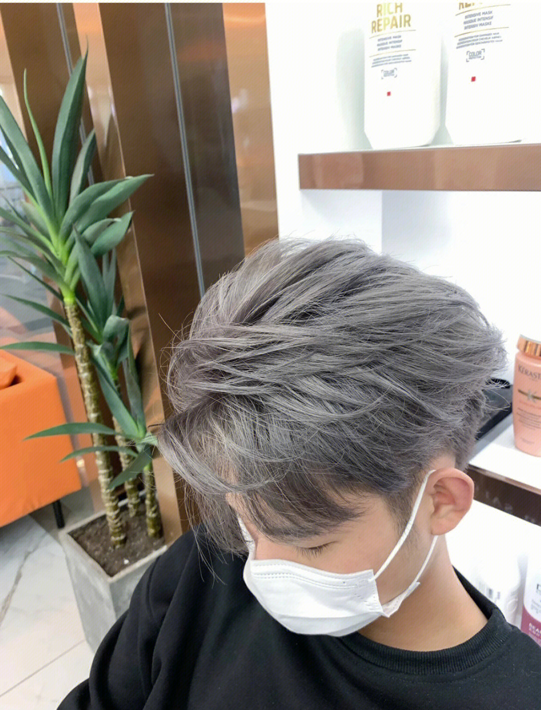 火山灰色头发是什么颜色:火山灰发色,是以奶茶色为主,加入了灰色,属于