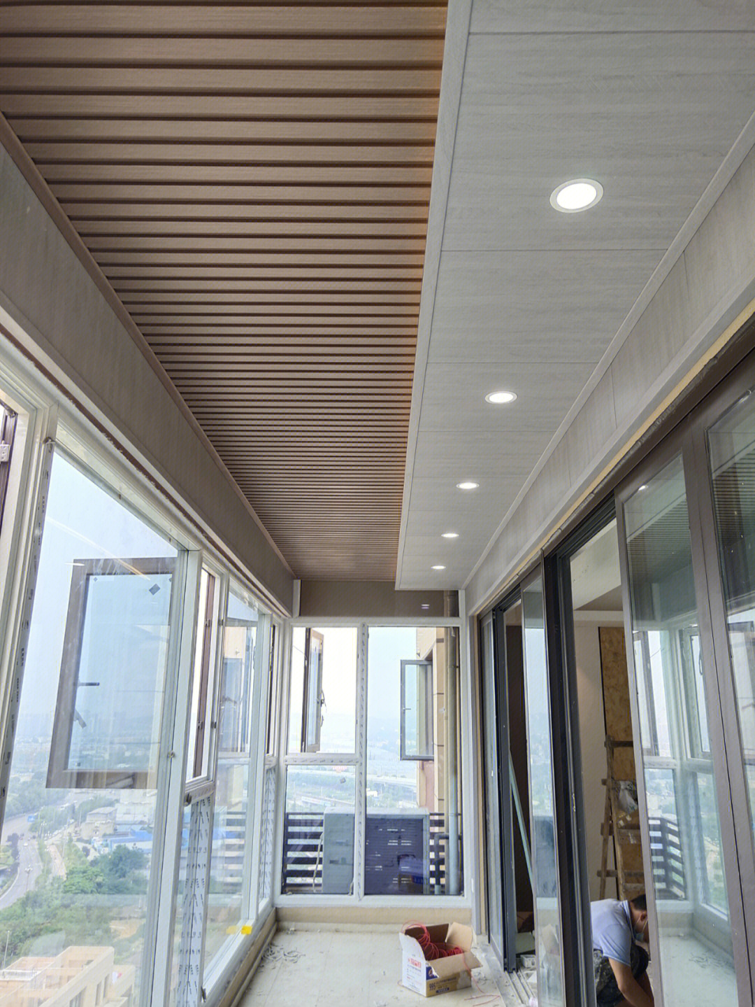 阳台 生活晾衣91 顶面: 靠窗部分选择的防水防潮环保的生态木格栅
