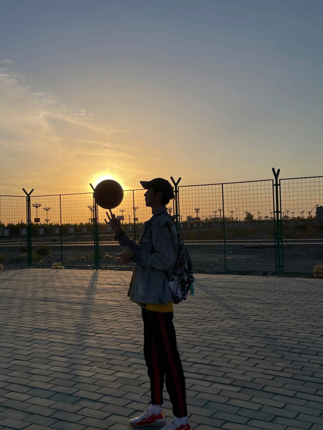 夕阳下打篮球图片图片