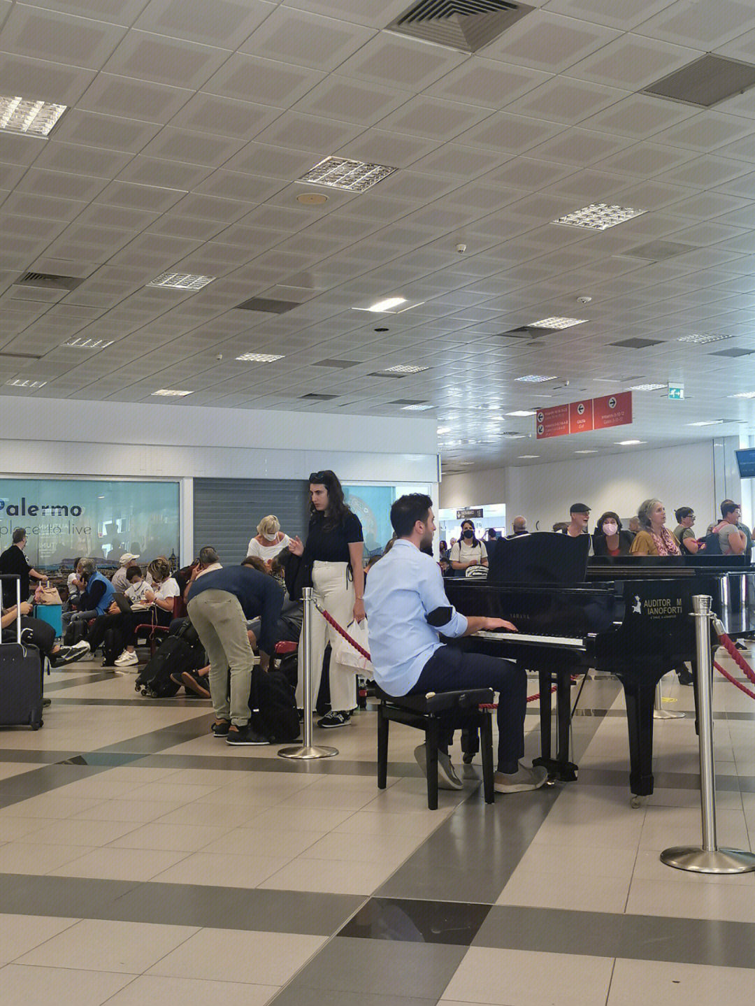 在巴勒莫机场弹了会儿钢琴
