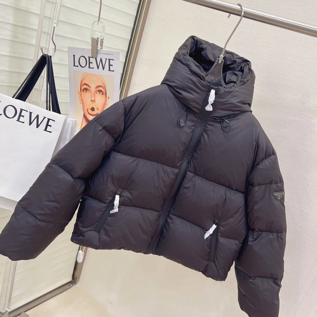 prada三角标连帽羽绒服