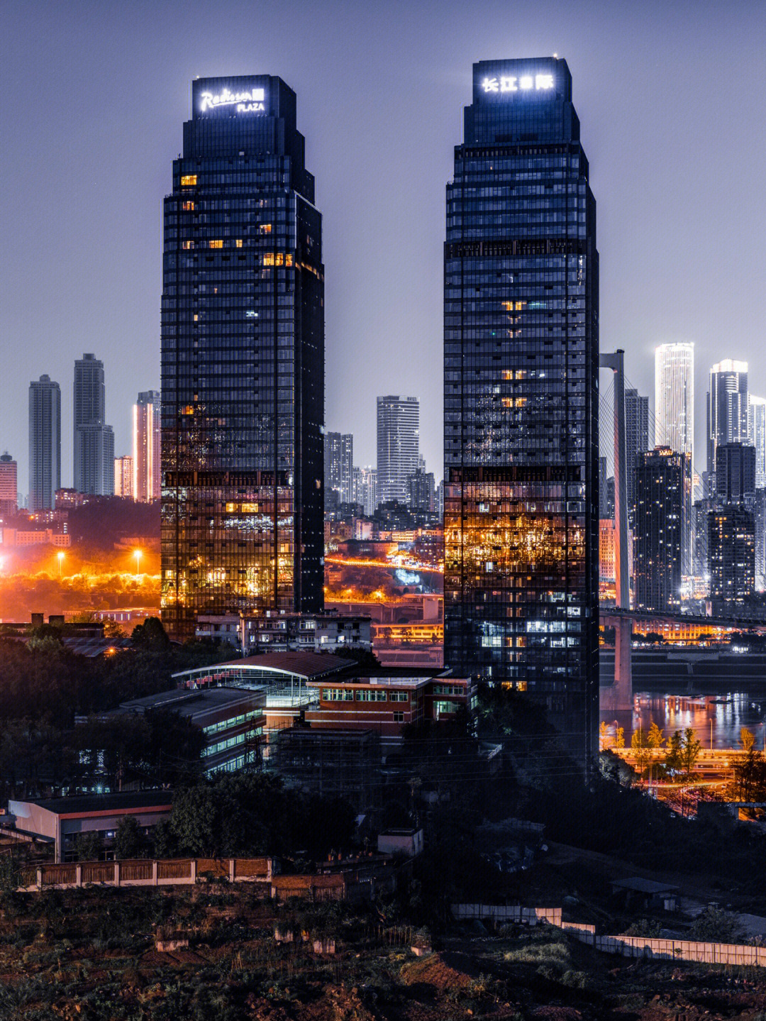 翻山越坡看到长江国际灯火阑珊的91夜景时,我心潮澎湃,忘了手脚被