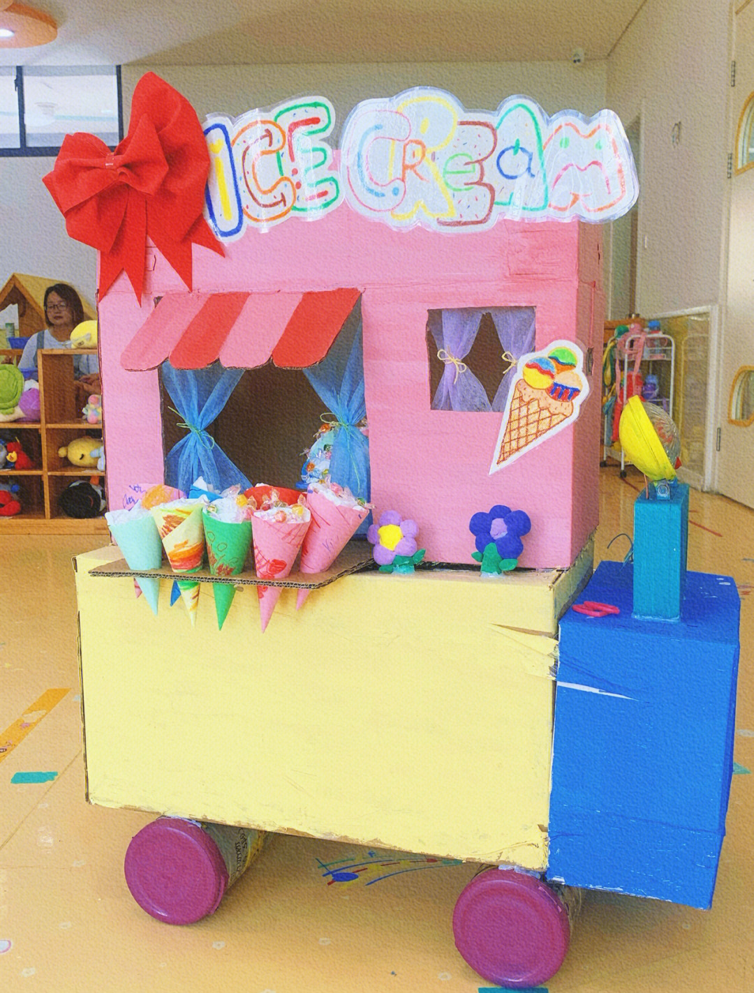 幼儿园环创自制冰淇淋车车