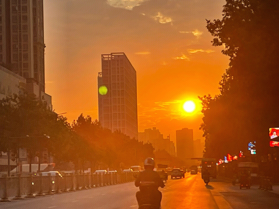 城市落日余晖人们图图片