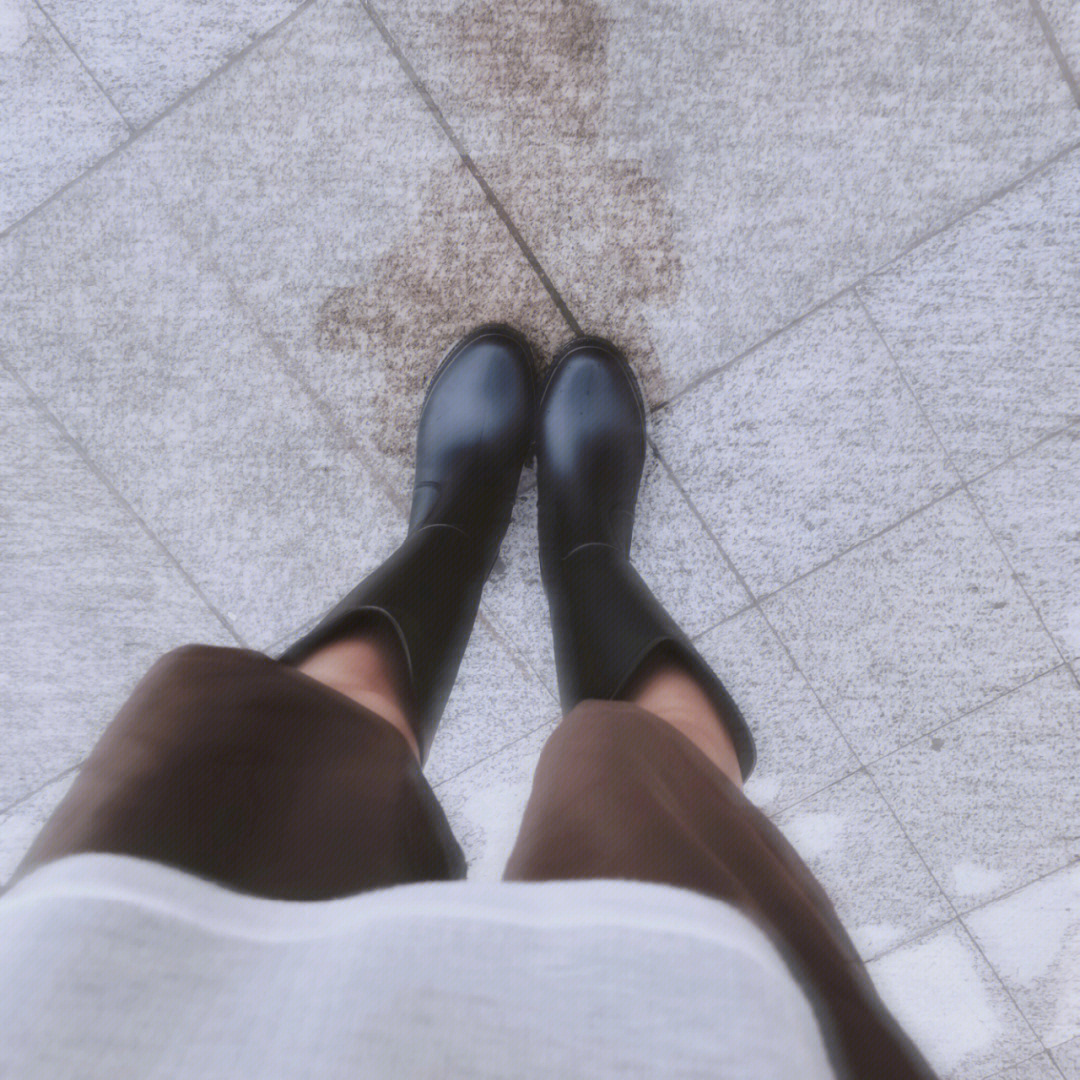 穿雨靴捂脚感受图片