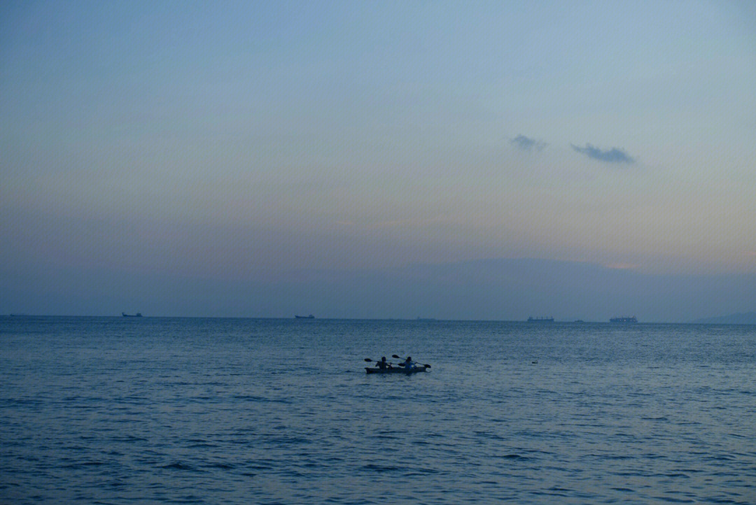 在铜锣湾坐40小巴,依次穿越深水湾,浅水湾就到了赤柱;赤柱之前是英国