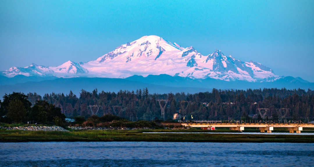 mt baker 是只要天气好,在温哥华地区很多地方都能看到的美国贝克雪山