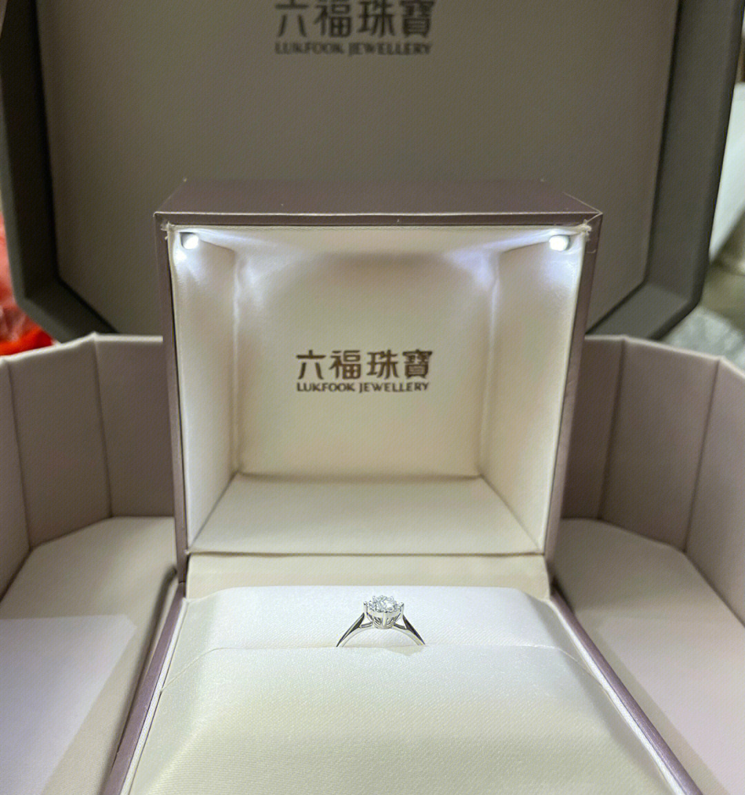 六福珠宝钻戒盒子图片