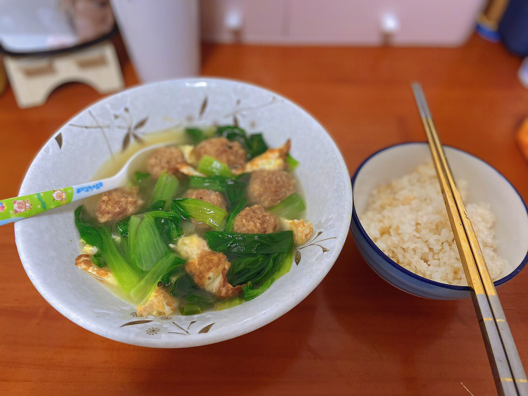 青菜鸡蛋丸子汤