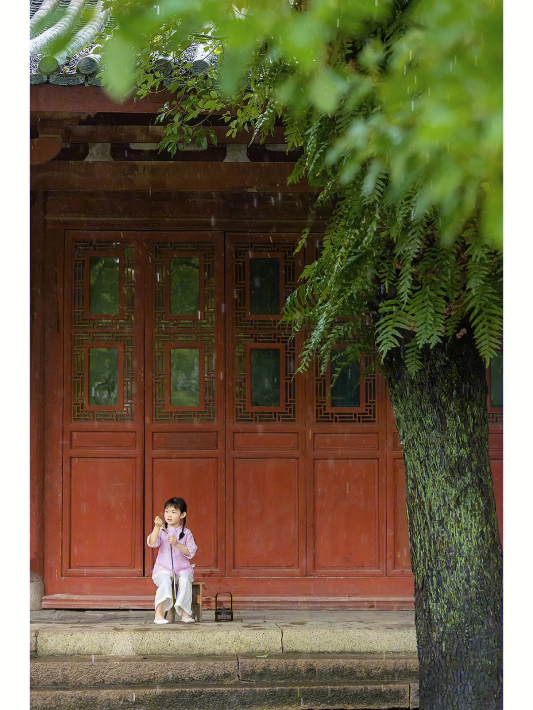 寺庙前的小女孩图片图片