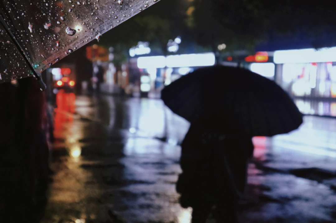 夜晚下雨撑伞的图片图片